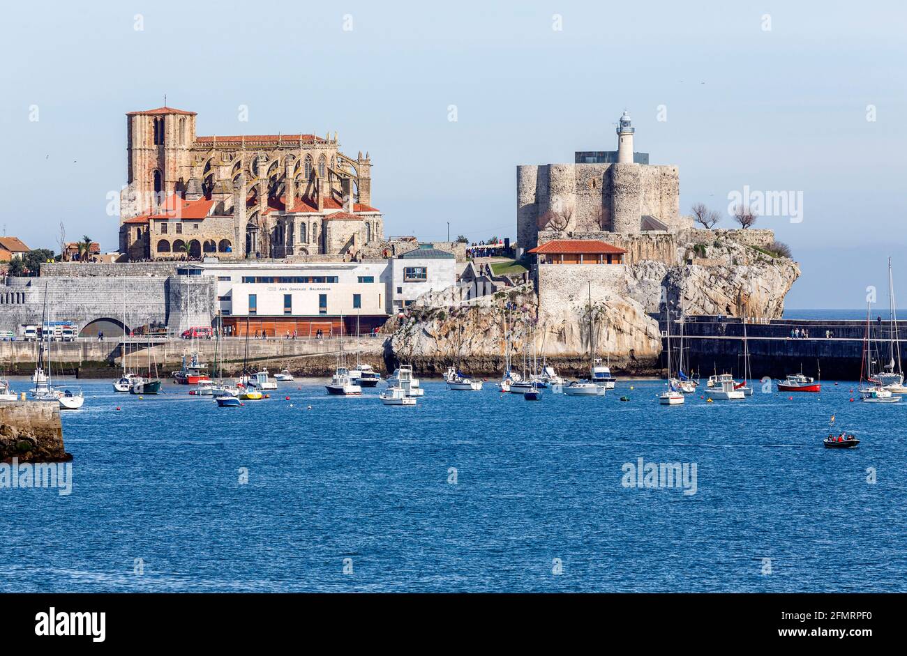 Castro Urdiales, Espagne - avril 03, 2015 : l'église de Sainte Marie de l'Assomption à Castro Urdiales , Cantabria, ESPAGNE Banque D'Images