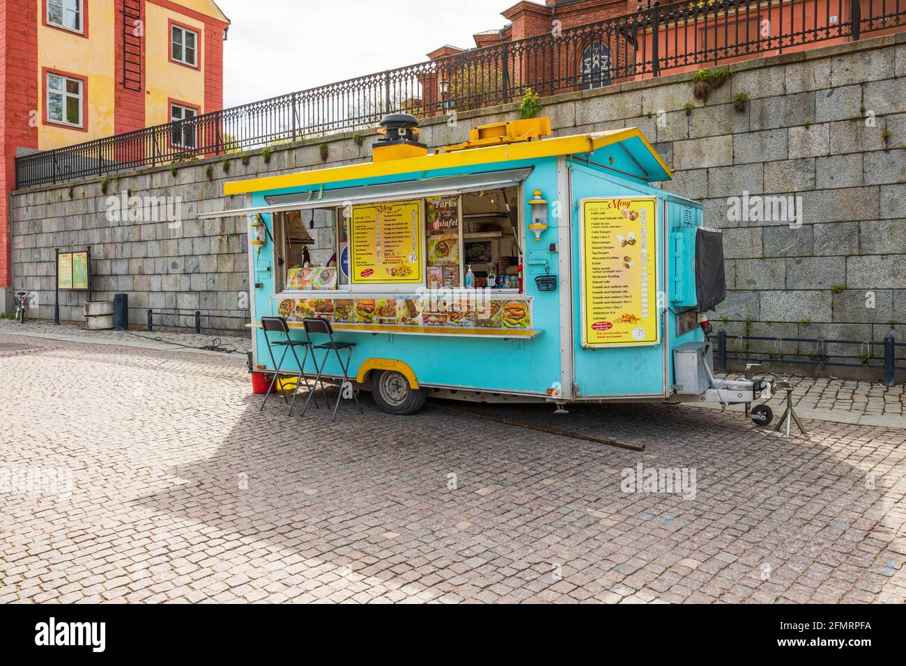 Vue magnifique sur le snack-bar extérieur coloré dans la rue d'Uppsala. Suède. Banque D'Images