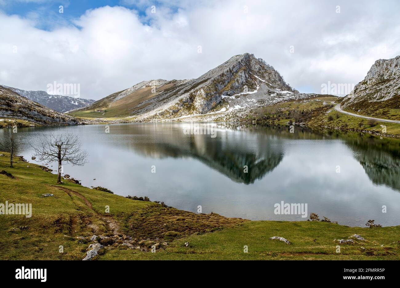 L'énol lac fantastique, l'un des célèbres Lacs de Covadonga, dans les Asturies , Espagne Banque D'Images