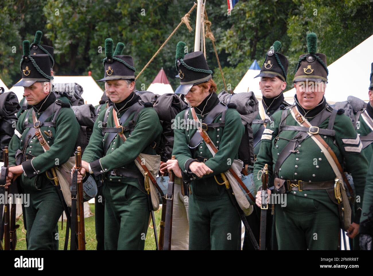 Infanterie légère britannique du célèbre régiment de fusils de 95th qui se forme dans le camp des alliés avant la reconstitution de la bataille de Waterloo. Banque D'Images