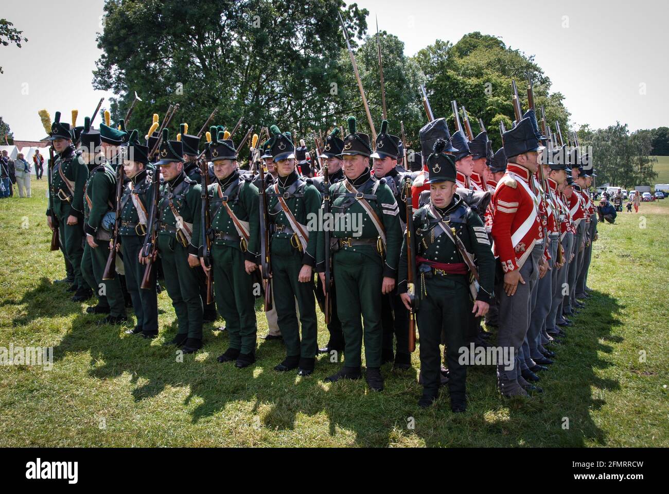 Infanterie britannique dans le camp des alliés s'exerçant en carré à la reconstitution de la bataille de Waterloo. Banque D'Images