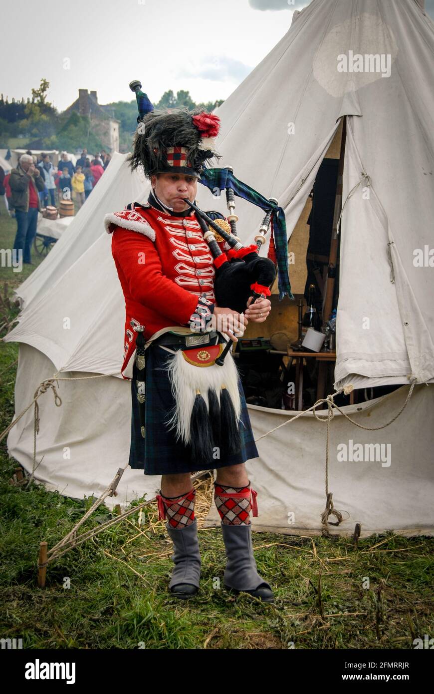 Un joueur d'un régiment écossais pratiquant avant d'entrer dans la bataille. Dans le camp des alliés pendant la reconstitution de la bataille de Waterloo. Banque D'Images