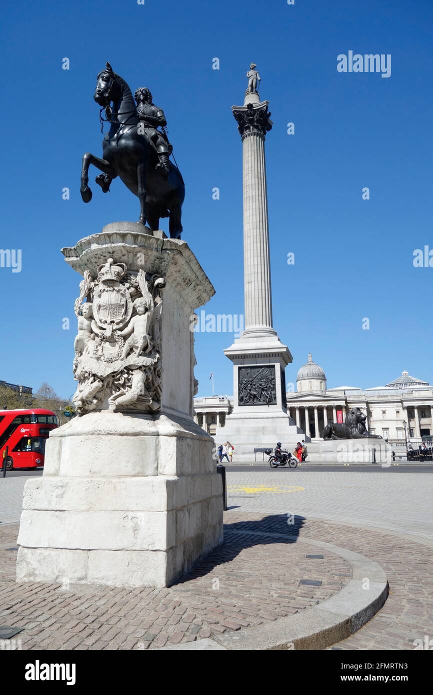 Colonne de Nelsons et statue équestre du roi George IV à Trafalgar Square, Londres, Angleterre, Royaume-Uni. Banque D'Images