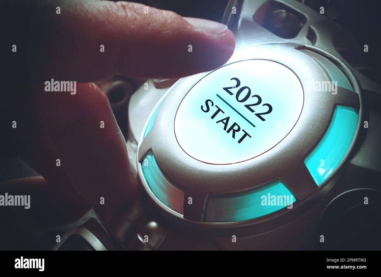 Doigt sur le point d'appuyer sur un bouton d'allumage avec le texte 2022 START. Année deux mille vingt deux concept. Banque D'Images
