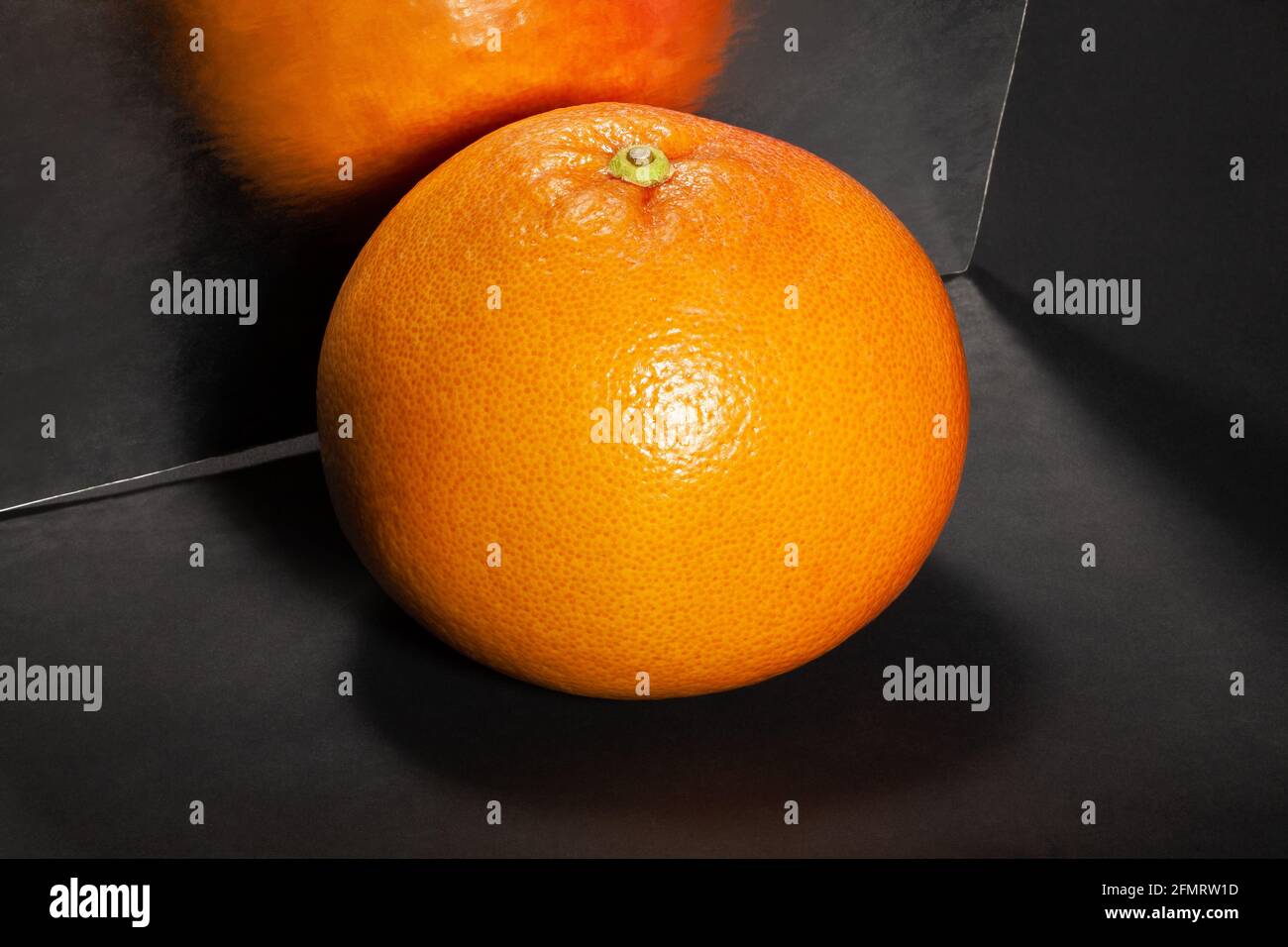 pamplemousse miroir sur fond noir Banque D'Images