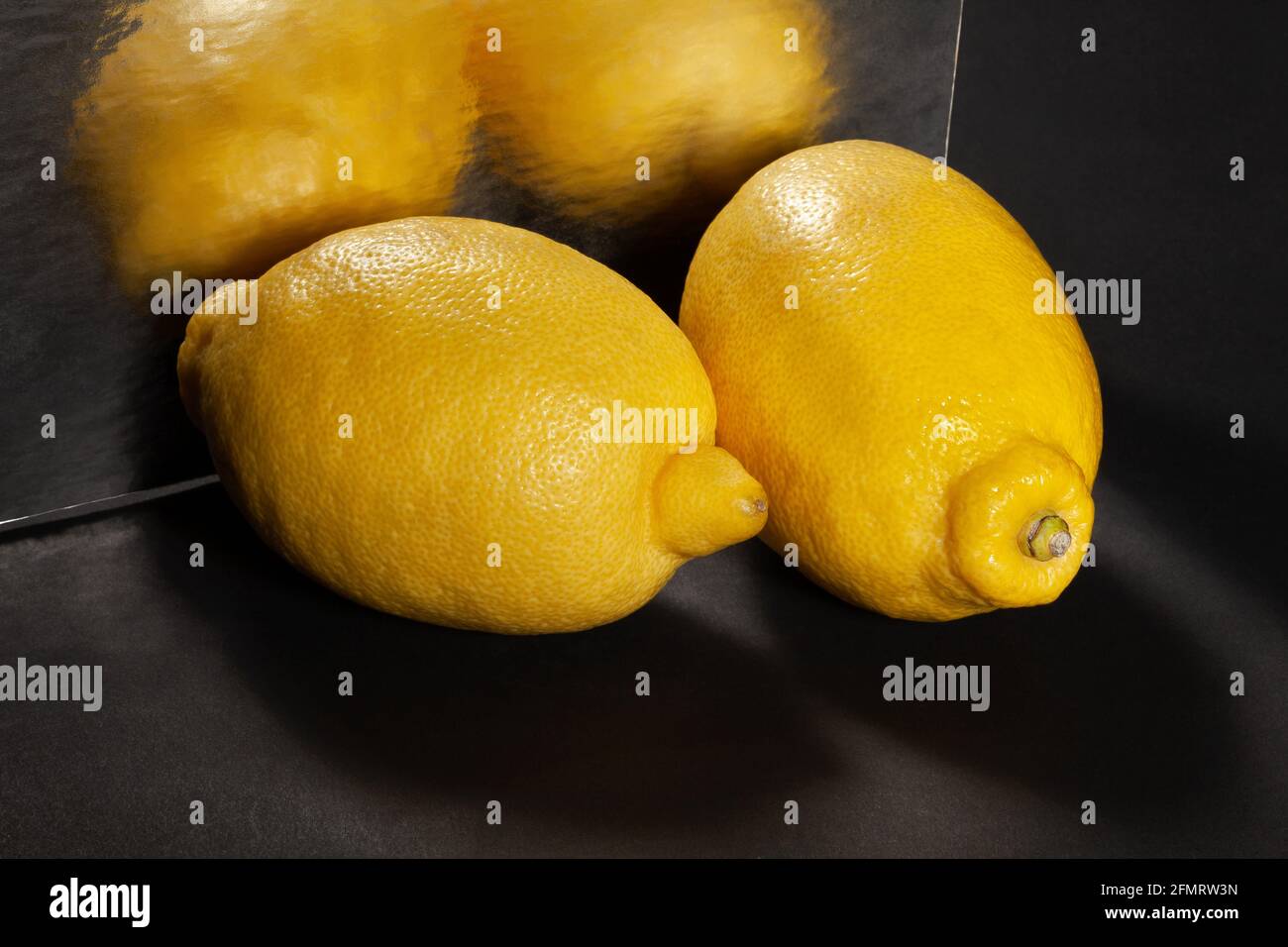 citron miroir sur fond noir Banque D'Images