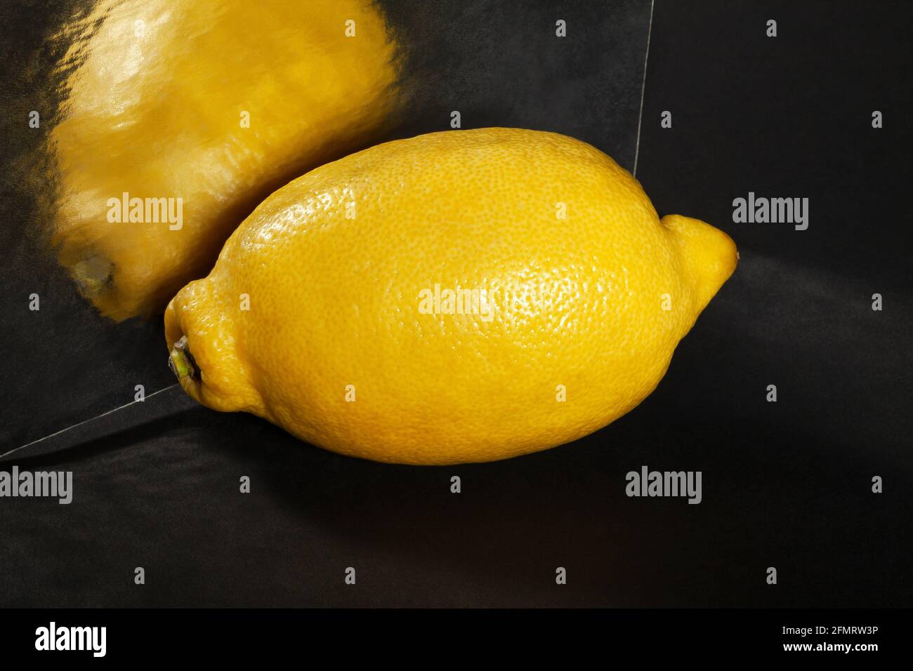 citron miroir sur fond noir Banque D'Images