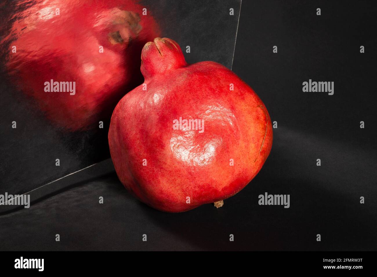 grenade miroir sur fond noir Banque D'Images