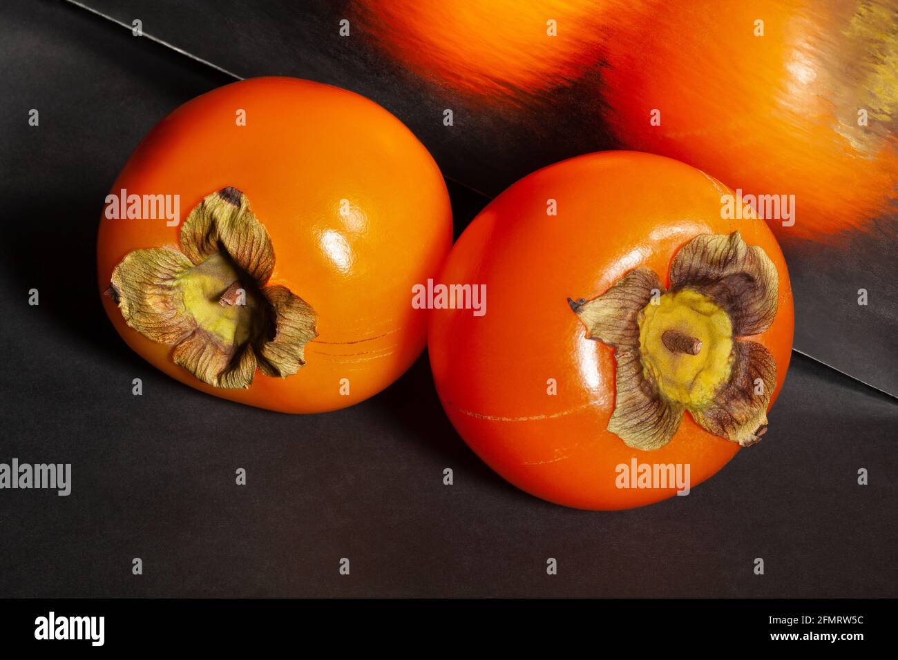 persimmon miroir sur fond noir Banque D'Images