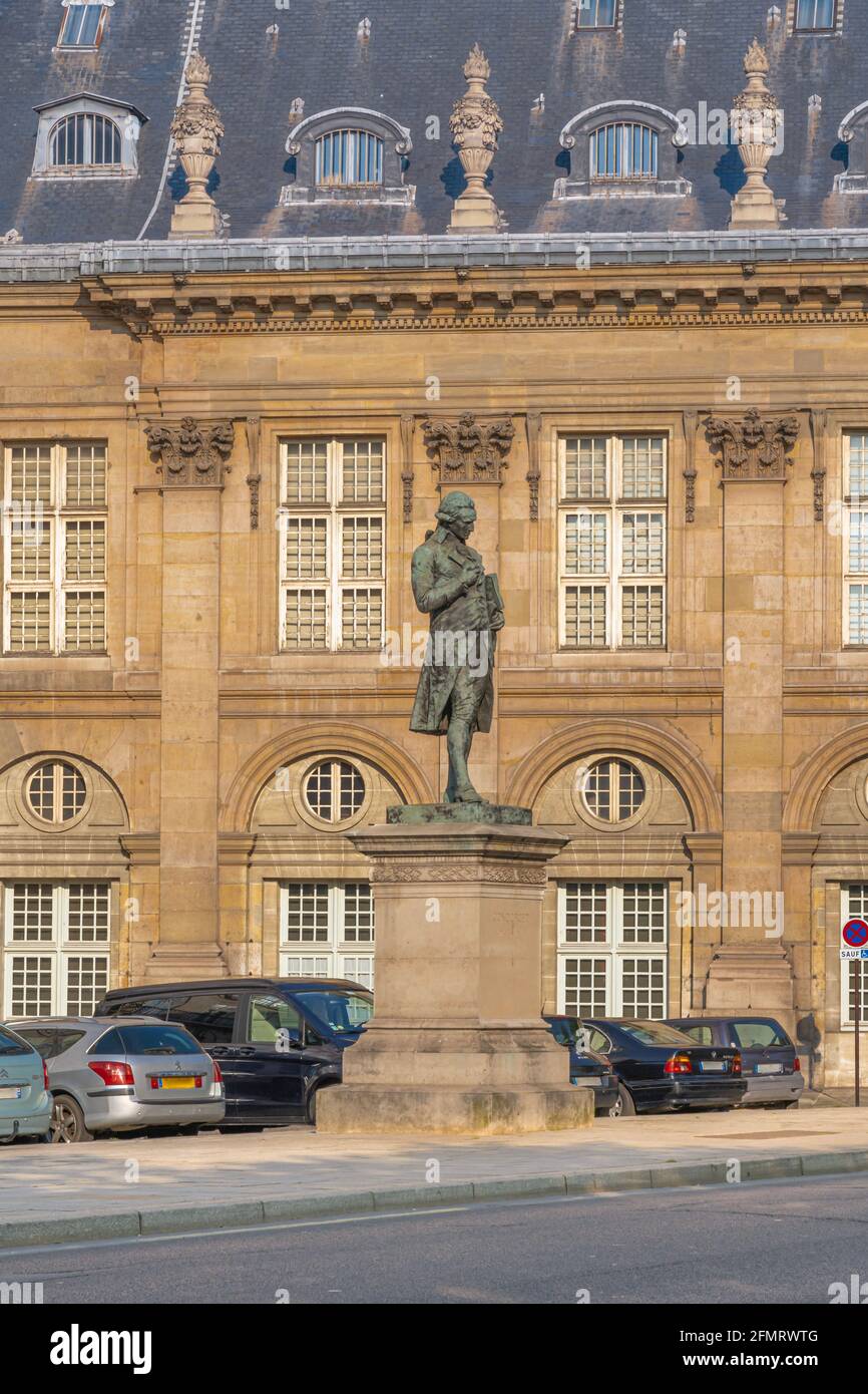 Paris, France - 05 02 2021 : vue sur la statue du Marquis de Condorcet sur le quai de Conti Banque D'Images