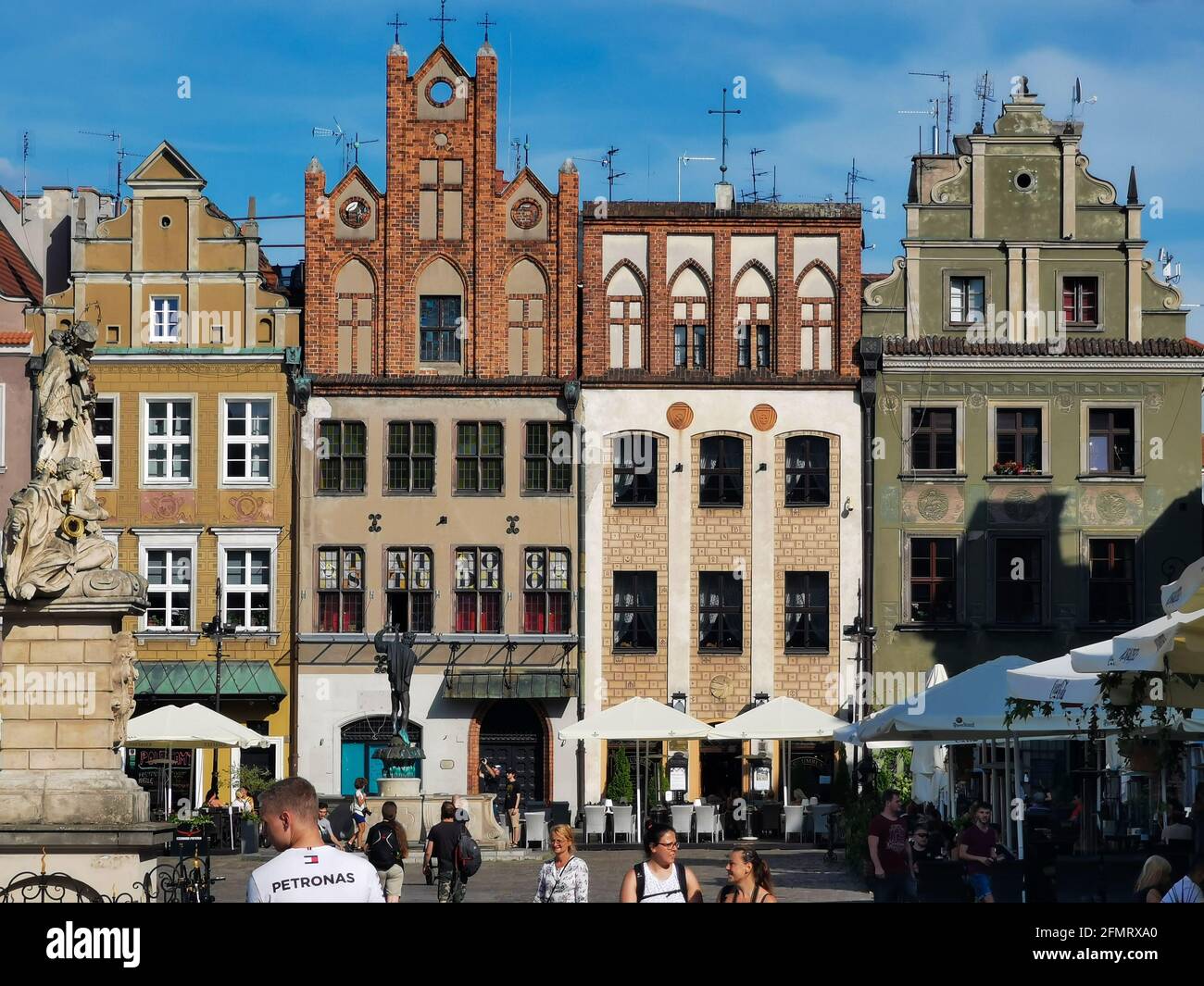 Place de la vieille ville de Poznan, bâtiments colorés, ancienne architecture, jour ensoleillé d'été, lumière solaire, heure d'or, grand angle paysage urbain - Poznan, Pologne Banque D'Images