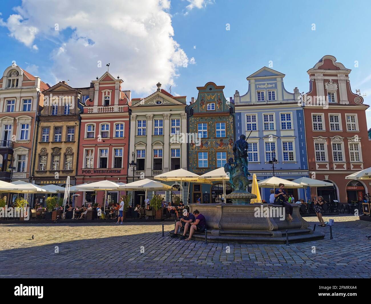 Place de la vieille ville de Poznan, bâtiments colorés, ancienne architecture, jour ensoleillé d'été, lumière solaire, heure d'or, grand angle paysage urbain - Poznan, Pologne Banque D'Images