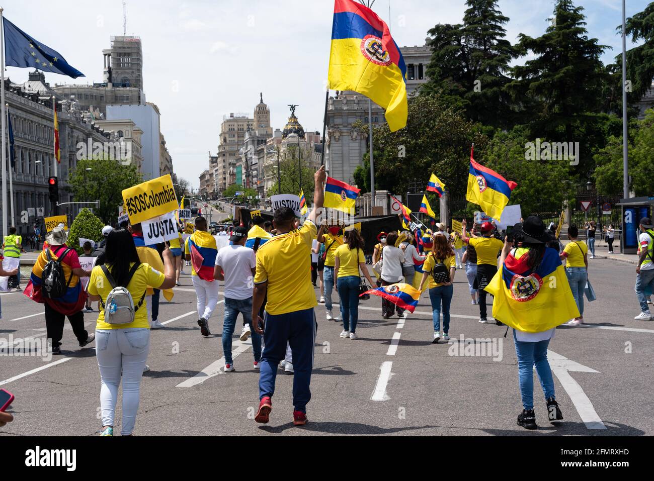 Madrid, Espagne, 8th mai 2021. Des manifestants assistent à une manifestation en faveur des citoyens colombiens qui luttent contre la répression violente des manifestations antigouvernementales Banque D'Images