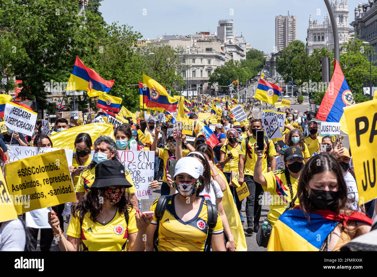 Madrid, Espagne, 8th mai 2021. Des manifestants assistent à une manifestation en faveur des citoyens colombiens qui luttent contre la répression violente des manifestations antigouvernementales Banque D'Images