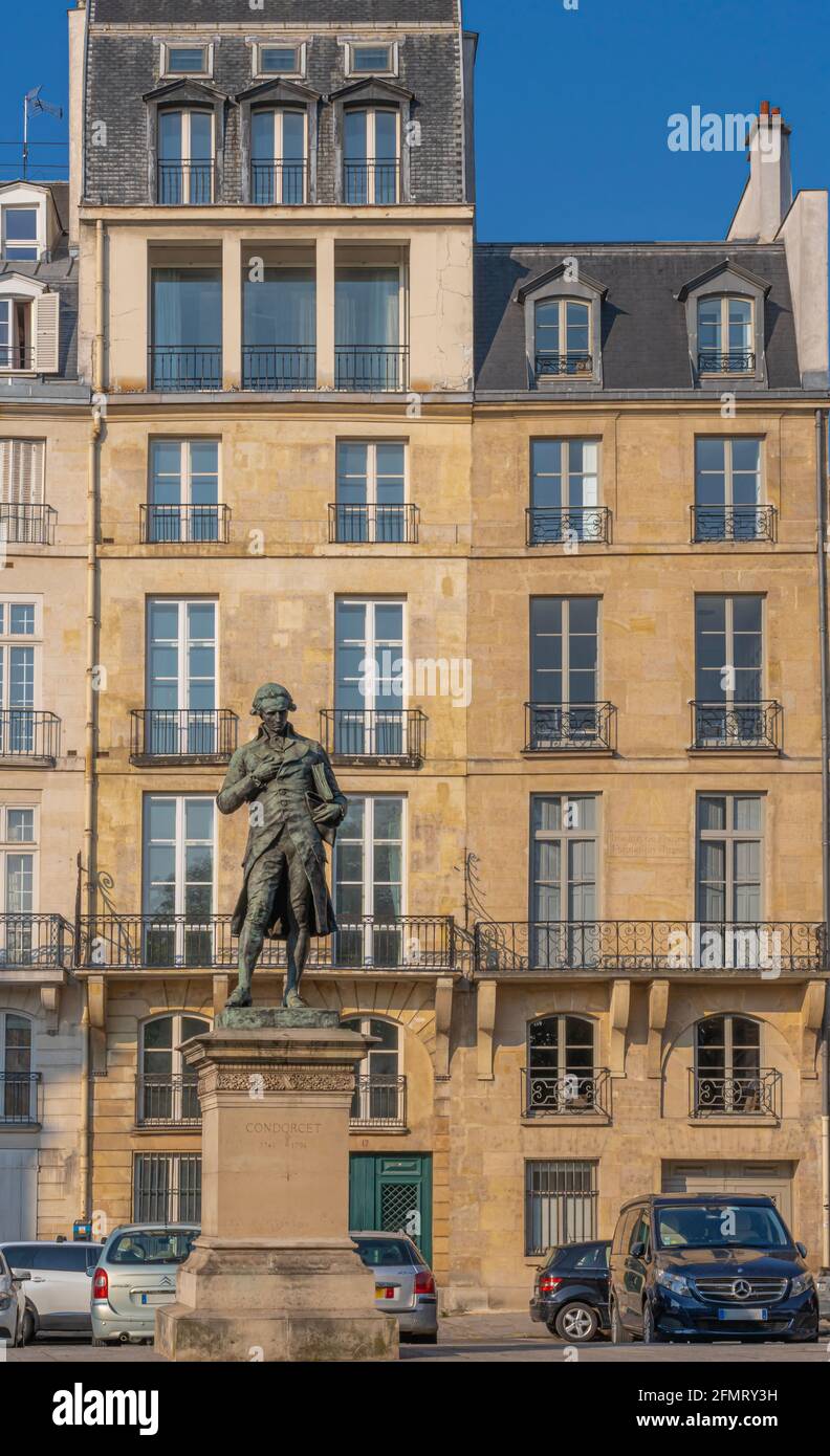 Paris, France - 05 02 2021 : vue sur la statue du Marquis de Condorcet sur le quai de Conti Banque D'Images