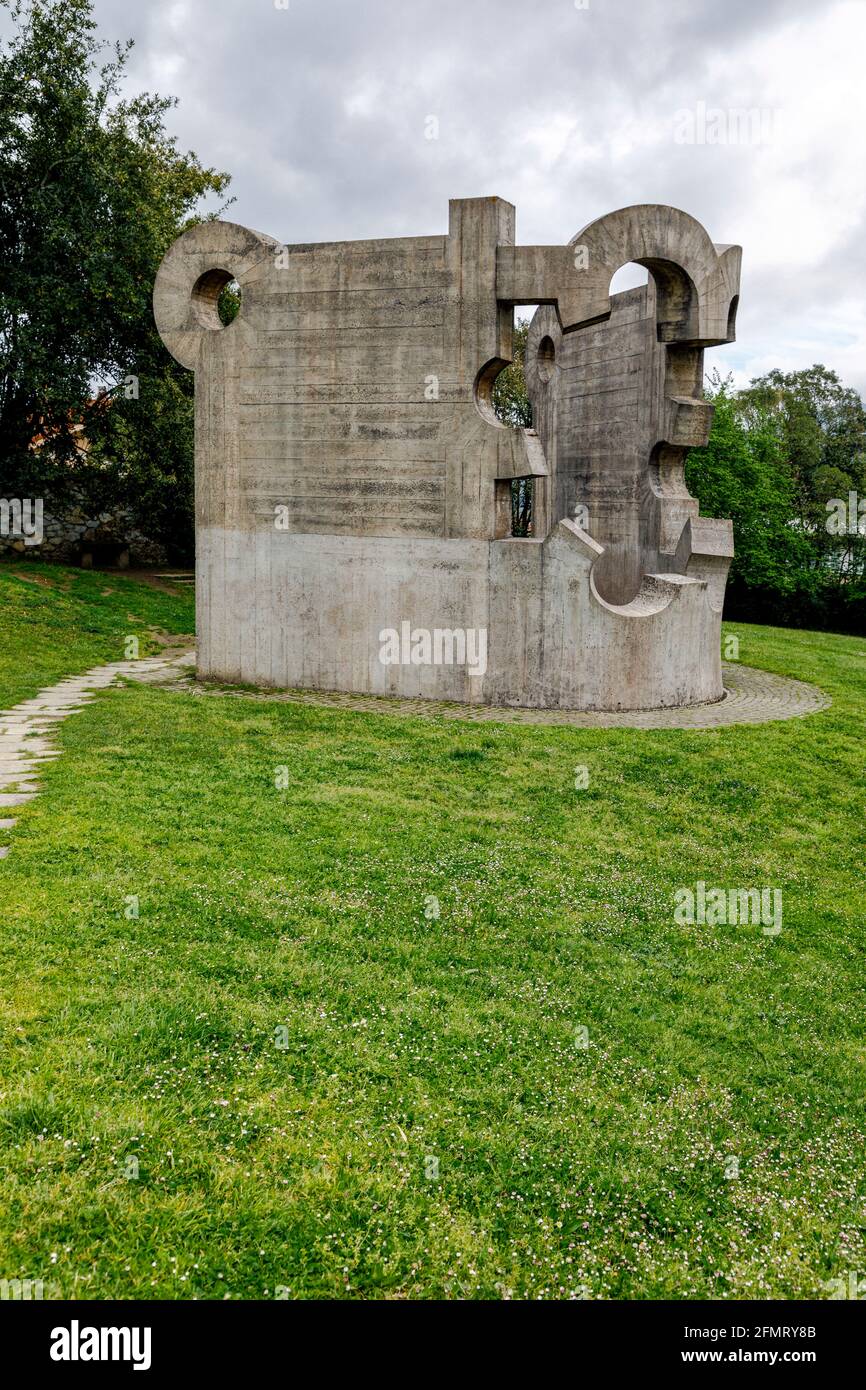 Guernica, Espagne - 09 avril 2018 : sculpture d'Eduardo Chillida, oeuvre de Gure aitaren etxea (la casa de Mastro padre), commandée par le gouvernement basque Banque D'Images