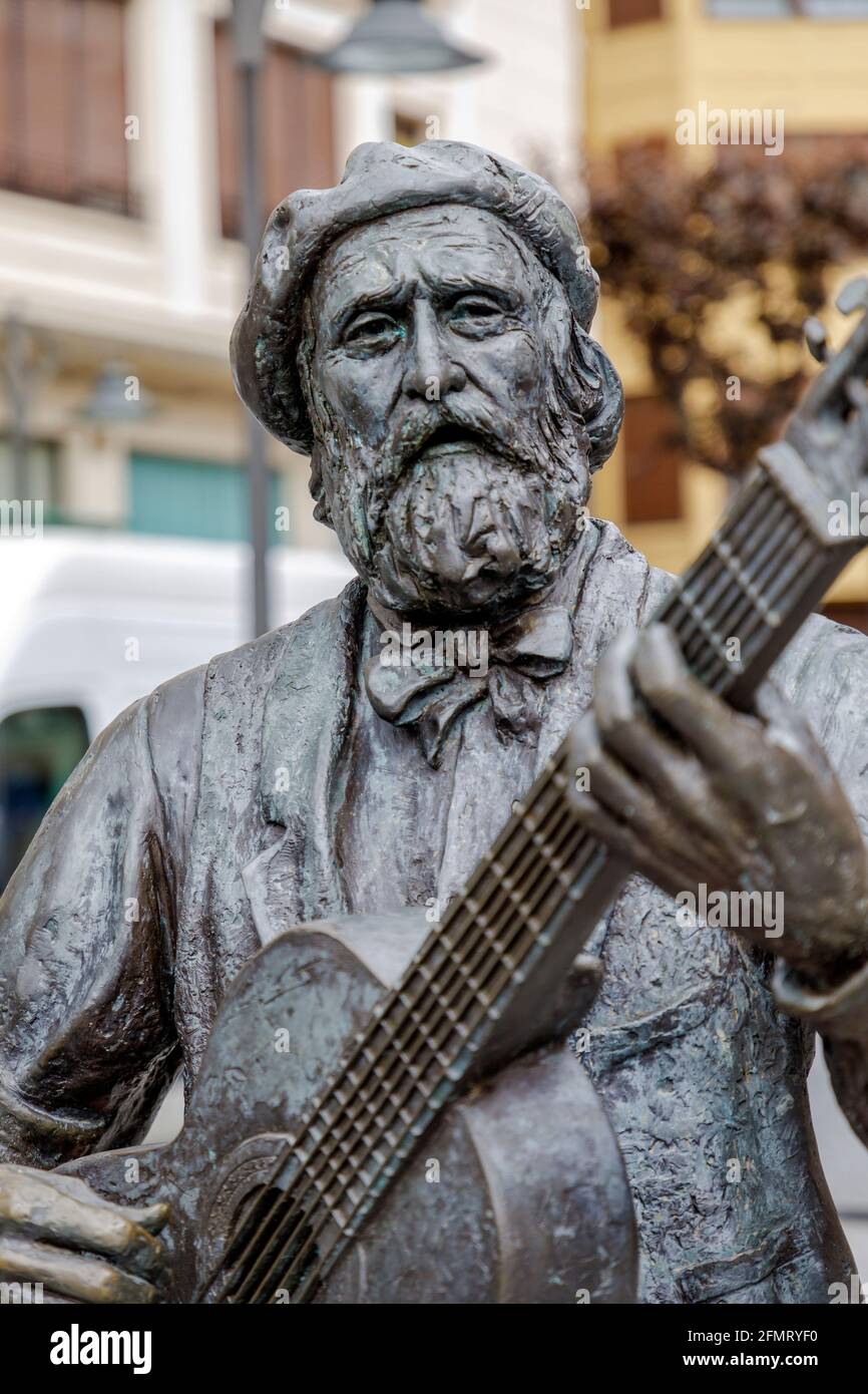 Guernica, Espagne - 09 avril 2018 : Monumnt à José Maria Iparragirre, guitariste et auteur de l'hymne Gernikako Arbola, l'arbre de Gernika, Gernika L. Banque D'Images