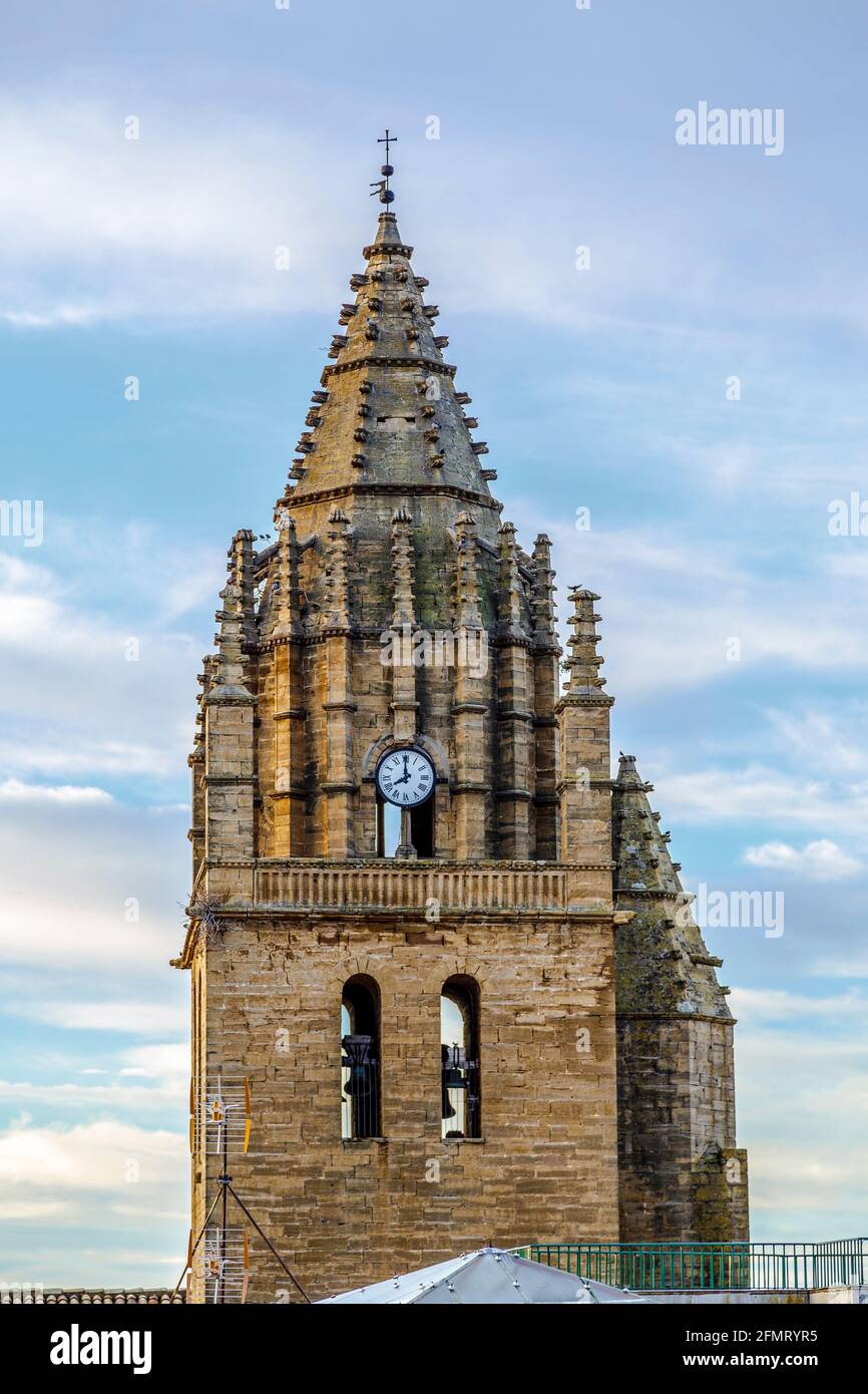 Clocher de l'église fin du 16e siècle, la fin de l'édifice gothique de San Esteban construite dans le village de Loarre Huesca Aragon Espagne, près de Loarre Castle Banque D'Images