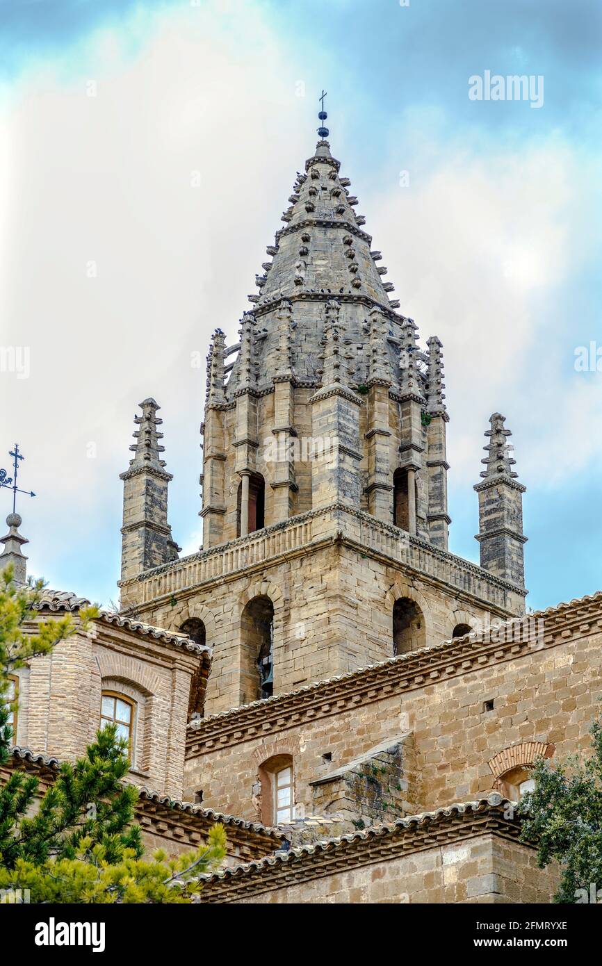Clocher de l'église fin du 16e siècle, la fin de l'édifice gothique de San Esteban construite dans le village de Loarre Huesca Aragon Espagne, près de Loarre Castle Banque D'Images