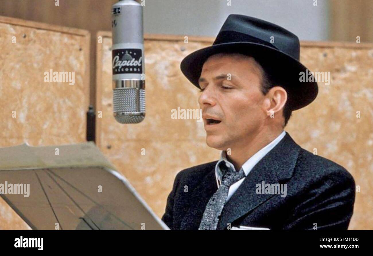 FRANK SINATRA (1915-1998) chanteur et acteur américain en 1967 Pendant l'enregistrement de l'album Come Fly with Me Banque D'Images