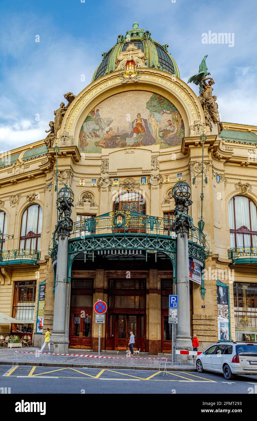 Prague, République Tchèque - 12 septembre 2019 : le bâtiment Art Nouveau de la Maison municipale à Prague avec des finitions en or, des vitraux et des sculptures Banque D'Images