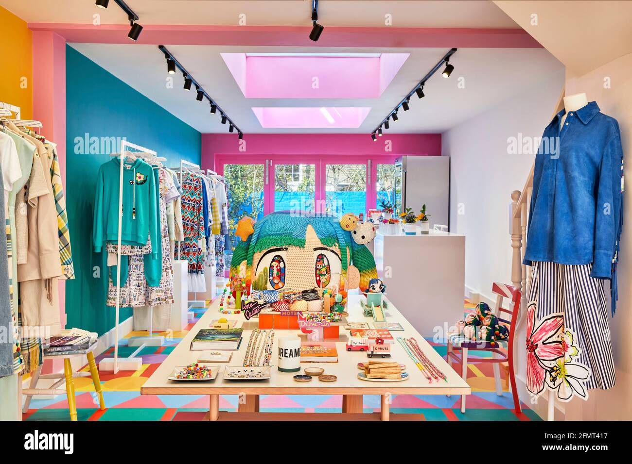 Ranger l'intérieur avec la table d'accessoires. Mira Mikati Happy House, Londres, Royaume-Uni. Architecte: Yinka Ilori, 2020. Banque D'Images