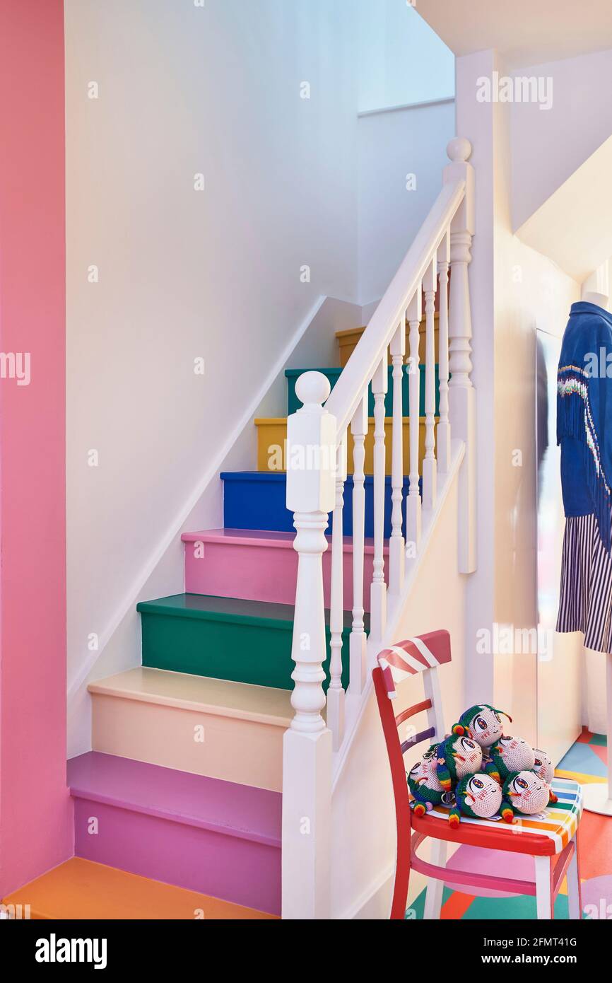 Escaliers. Mira Mikati Happy House, Londres, Royaume-Uni. Architecte: Yinka Ilori, 2020. Banque D'Images