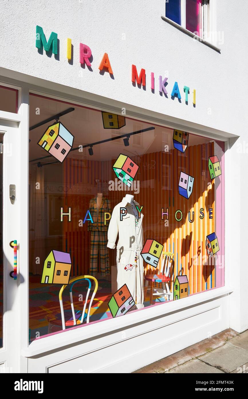 Avant du magasin. Mira Mikati Happy House, Londres, Royaume-Uni. Architecte: Yinka Ilori, 2020. Banque D'Images