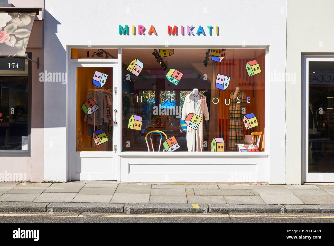 Avant du magasin. Mira Mikati Happy House, Londres, Royaume-Uni. Architecte: Yinka Ilori, 2020. Banque D'Images