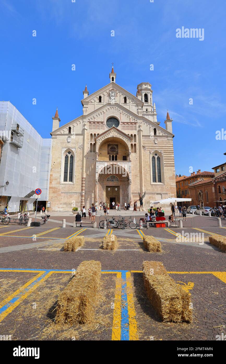 ITALIE, VÉNÉTIE, VÉRONE - 15 SEPTEMBRE 2019 : Piazza Duomo avec la cathédrale de Vérone pendant le festival Tocati Banque D'Images