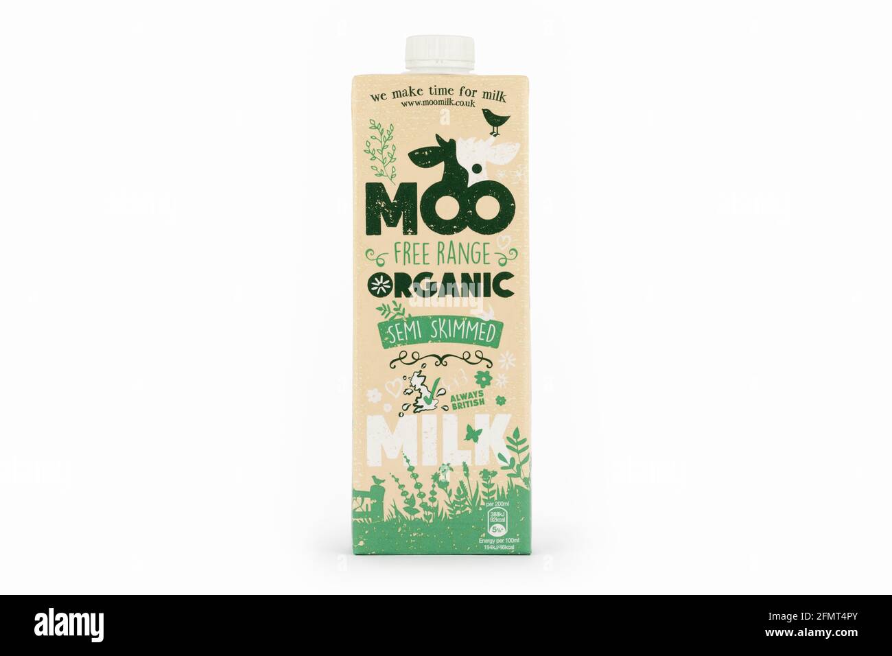Une bouteille de lait mi-écrémé biologique de gamme libre de Moo sur fond blanc. Banque D'Images