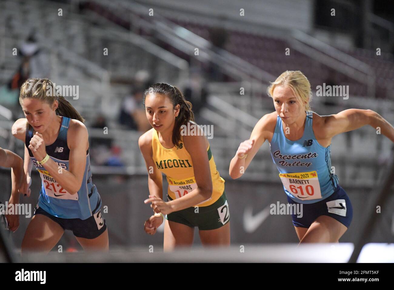 Emma Cusumano (212 ans) de Burbank, Dalia Frias (1447 ans) de Mira Costa et Mia Barnett (610 ans) de Crescenta Valley s’alignent lors de la 53ème édition de l’Arcadia Invitational, samedi 8 mai 2021, à Arcadia, Calif (Dylan Stewart/image du sport) Banque D'Images