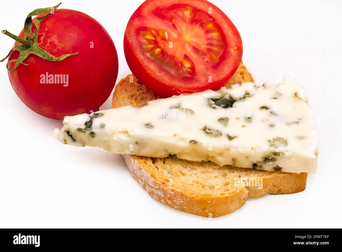 Pain grillé au blé avec du stratifié de poire, du fromage bleu et de la tomate Banque D'Images