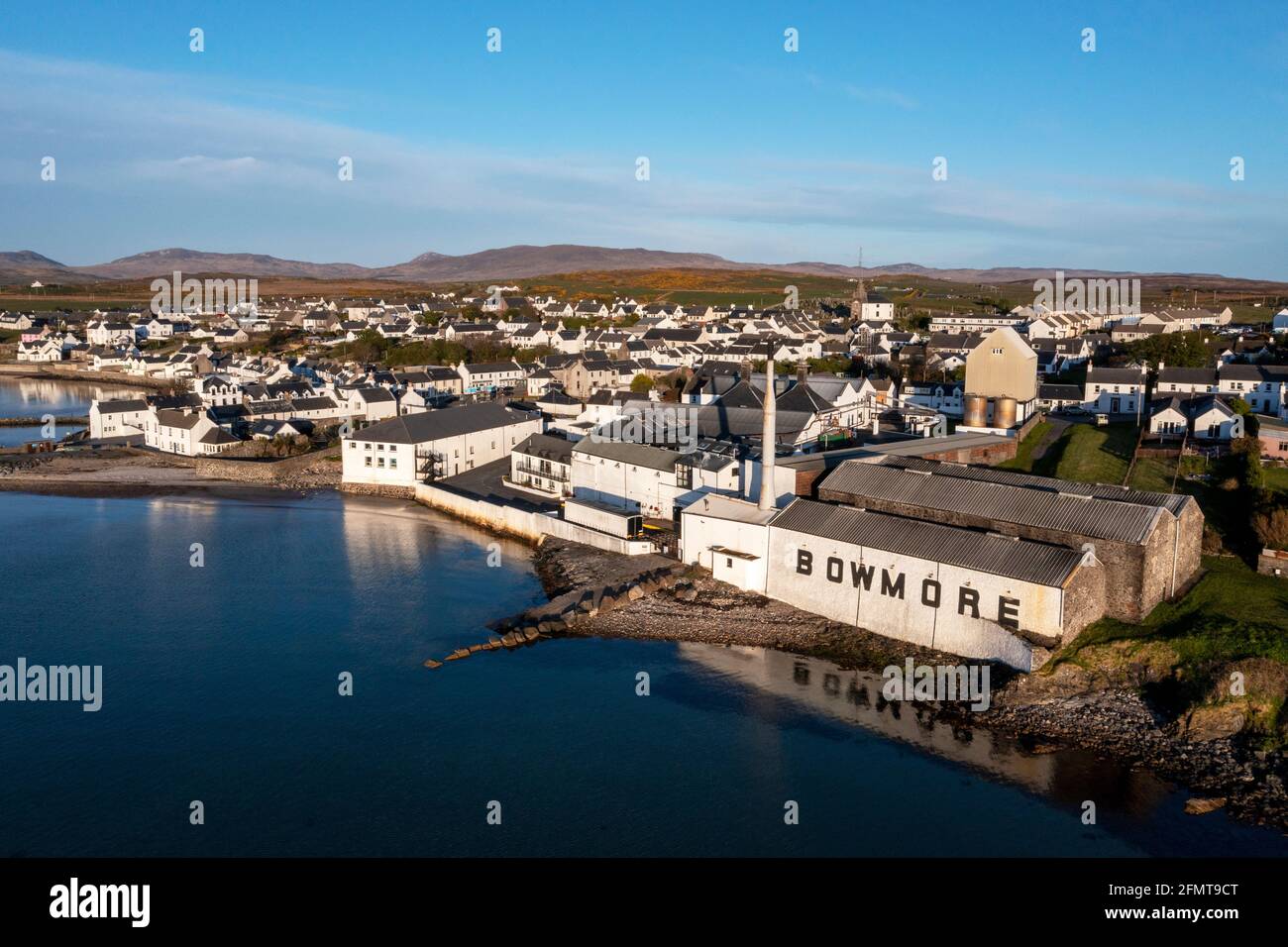 Vue aérienne de la distillerie Bowmore, dans la ville de Bowmore, Islay, Inner Hebrides, Écosse. Banque D'Images