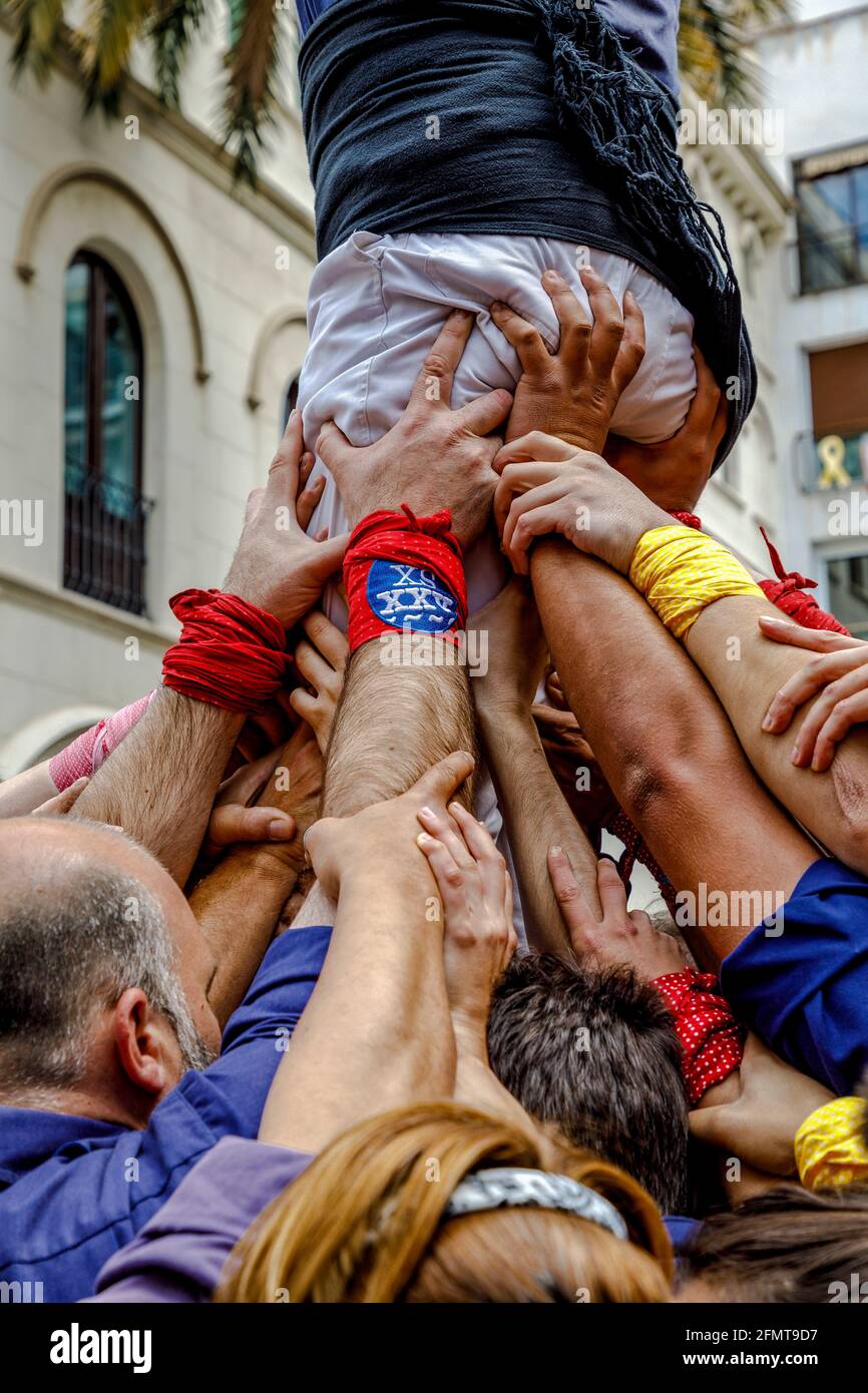Badalona, Espagne - 13 mai 2018: Quelques personnes non identifiées appelées Castellers font un Castell ou Tour humaine, tradition typique en Catalogne, festival majeur Banque D'Images
