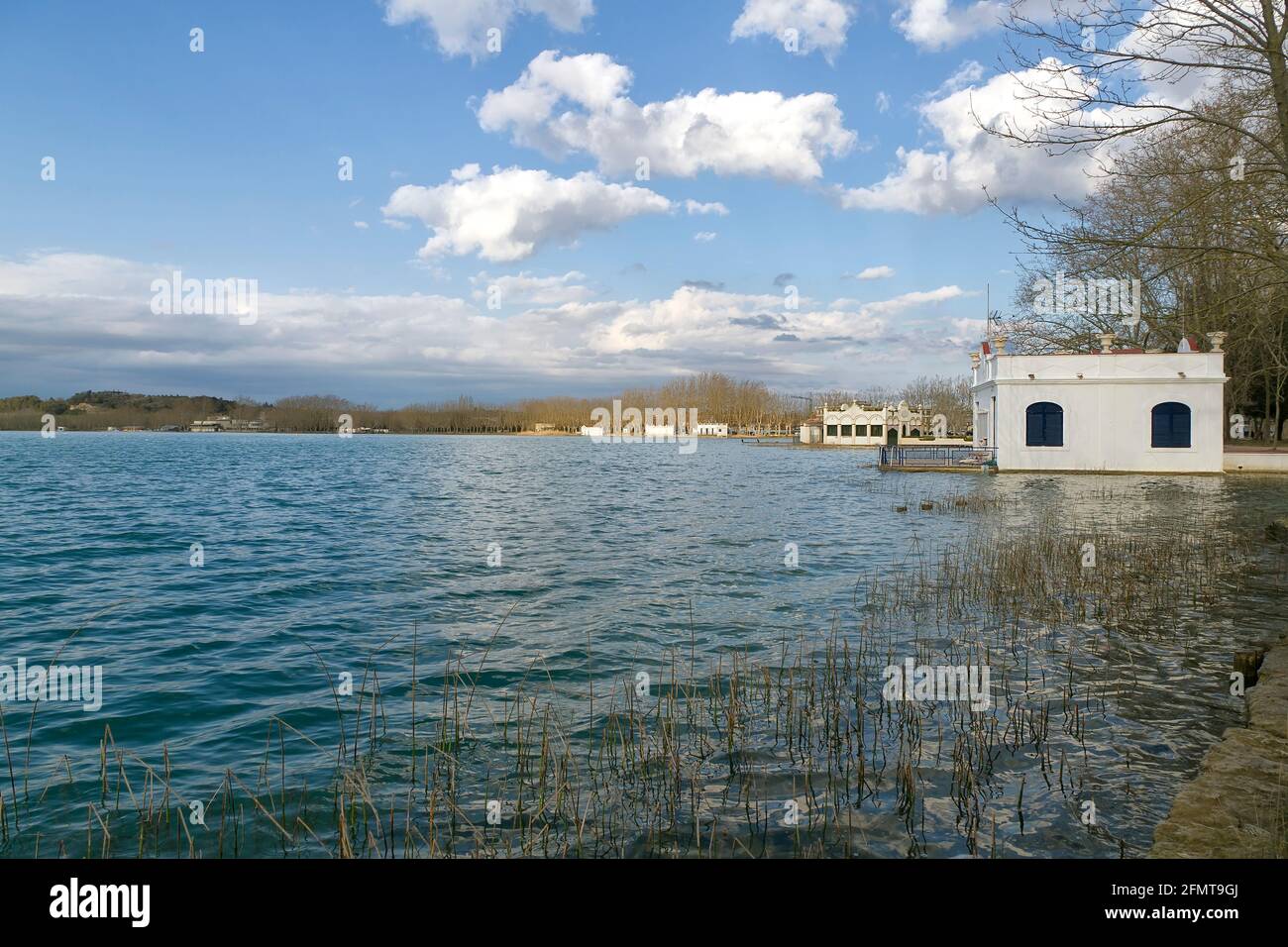 Lac Banyoles à pla de estany, Espagne Gérone, Photographie panoramique au coucher du soleil. Banque D'Images