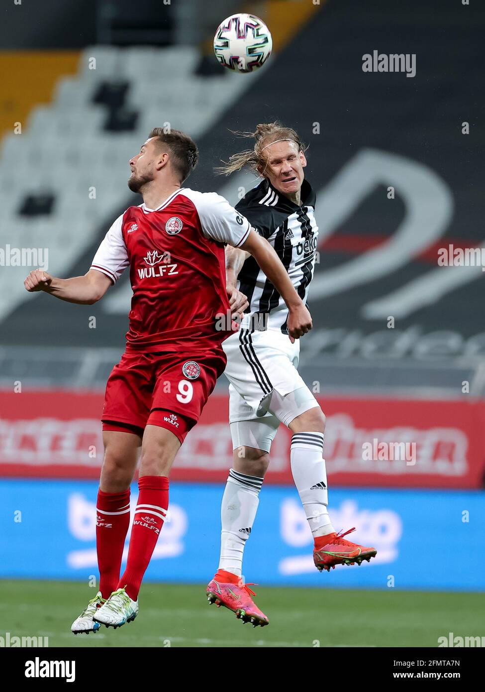 ISTANBUL, TURQUIE - MAI 11: Artur Sobiech de Fatih Karagumruk et Domagoj Vida de Besiktas pendant le match Super LIG entre Besiktas et Karagumruk au parc Vodafone le 11 mai 2021 à Istanbul, Turquie (Orange Pictures) Banque D'Images