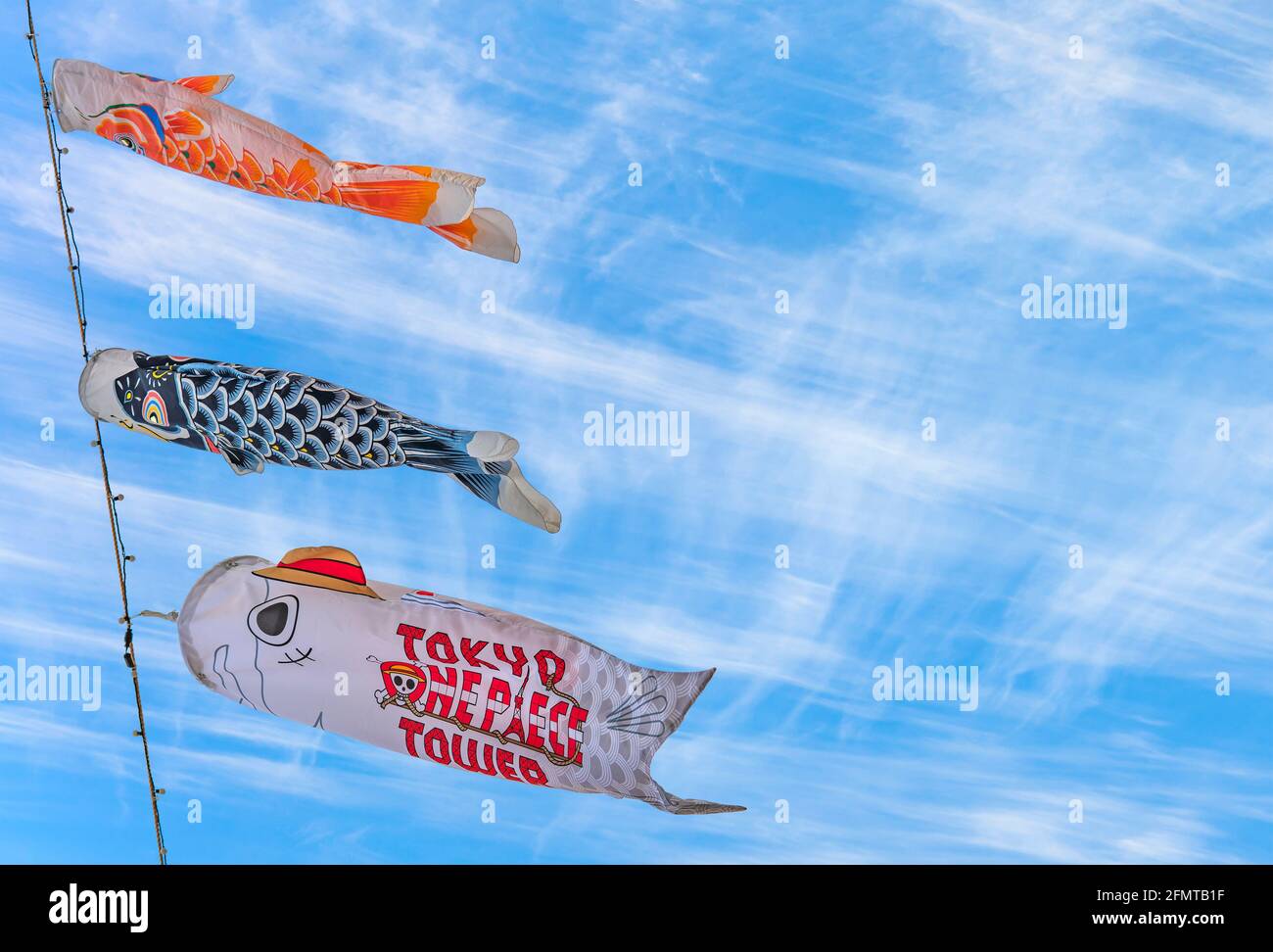 tokyo, japon - 05 2021 mai : gros plan sur les banderoles japonaises Koinodori ou carpe sur la Tour de Tokyo et orné du logo de la tour Tokyo en une pièce amu Banque D'Images
