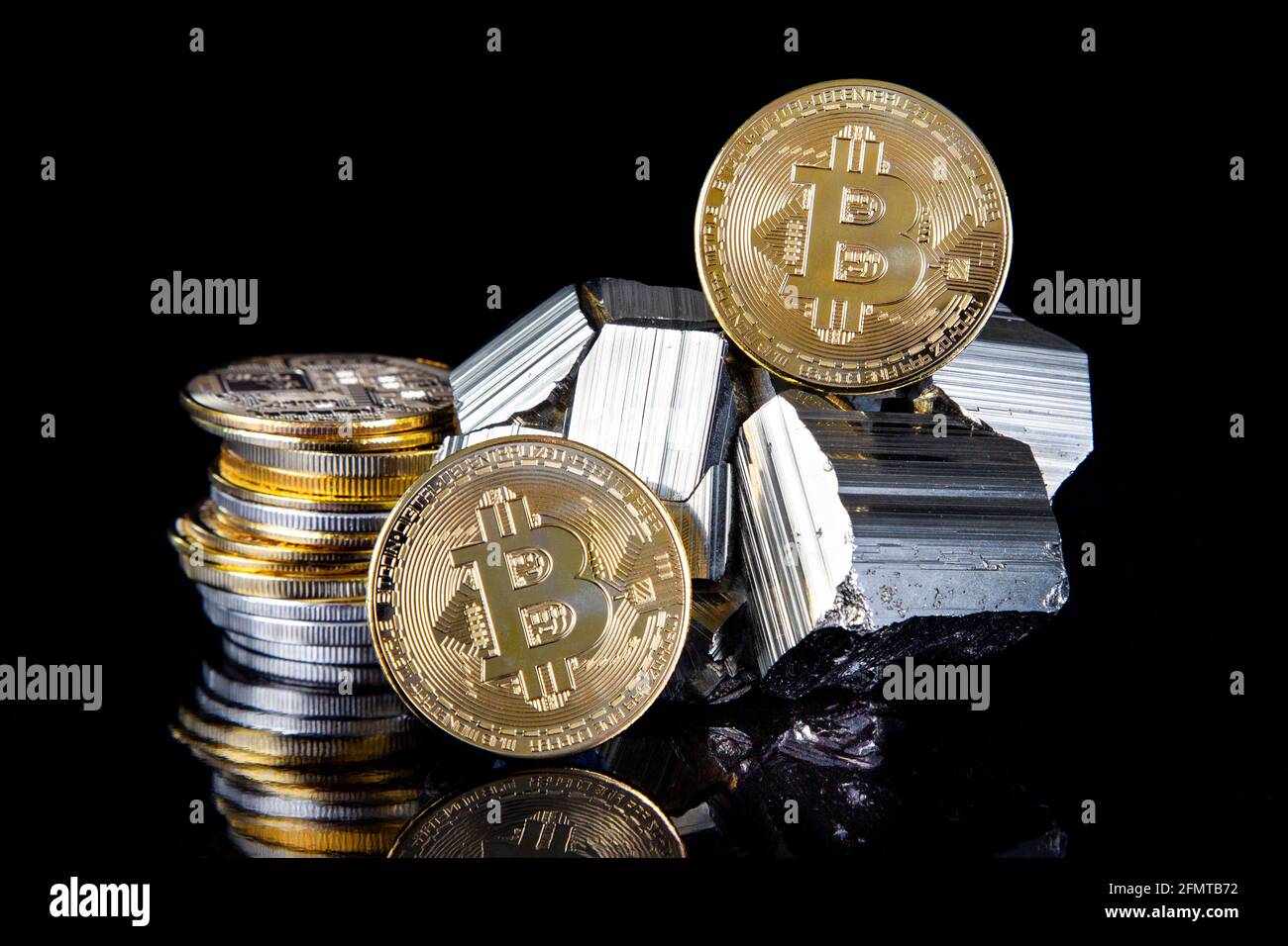 Jeton de bitcoin crypto-monnaie pièces sur un minéral de roche - bitcoin concept minier Banque D'Images