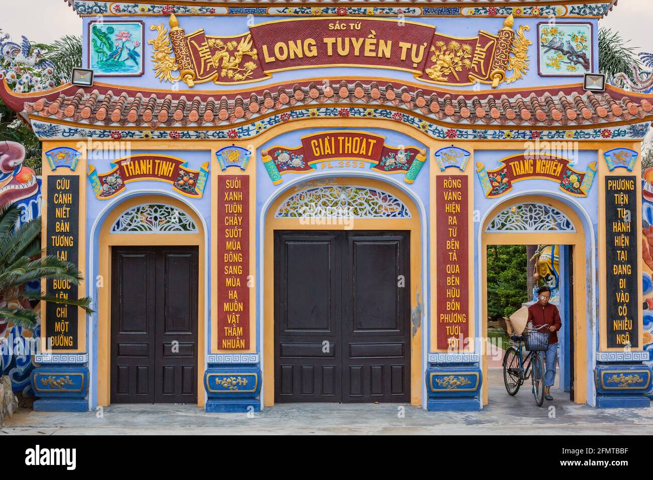 L'entrée du temple chinois garish - long Tuyen Tu à Hoi an, Vietnam Banque D'Images