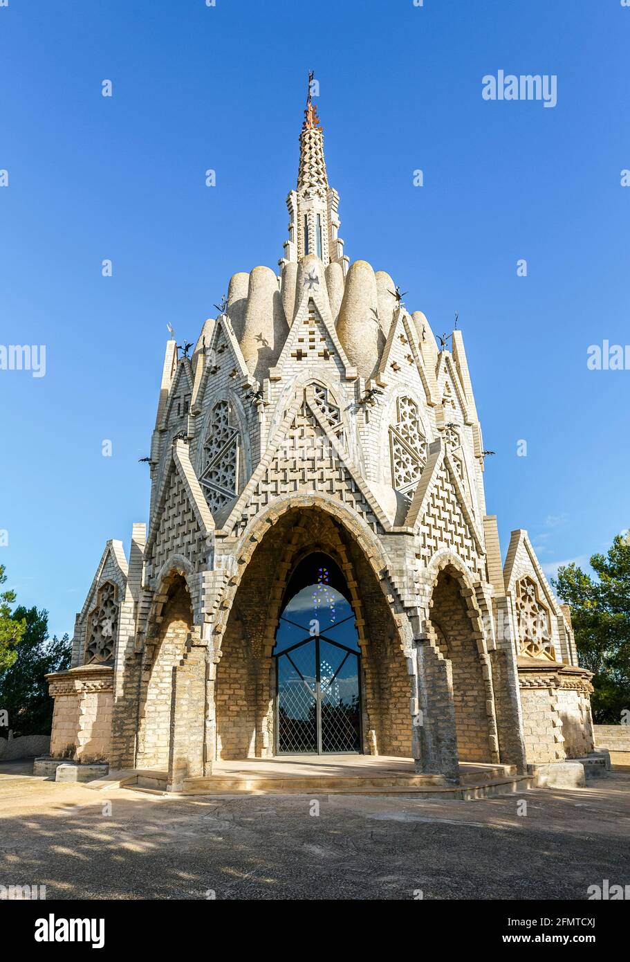 Sanctuaire de Montserrat en Miraflores de Alt Camp, province de Tarragone, en Catalogne, Espagne. Par l'architecte moderniste Josep Maria Jujol Banque D'Images