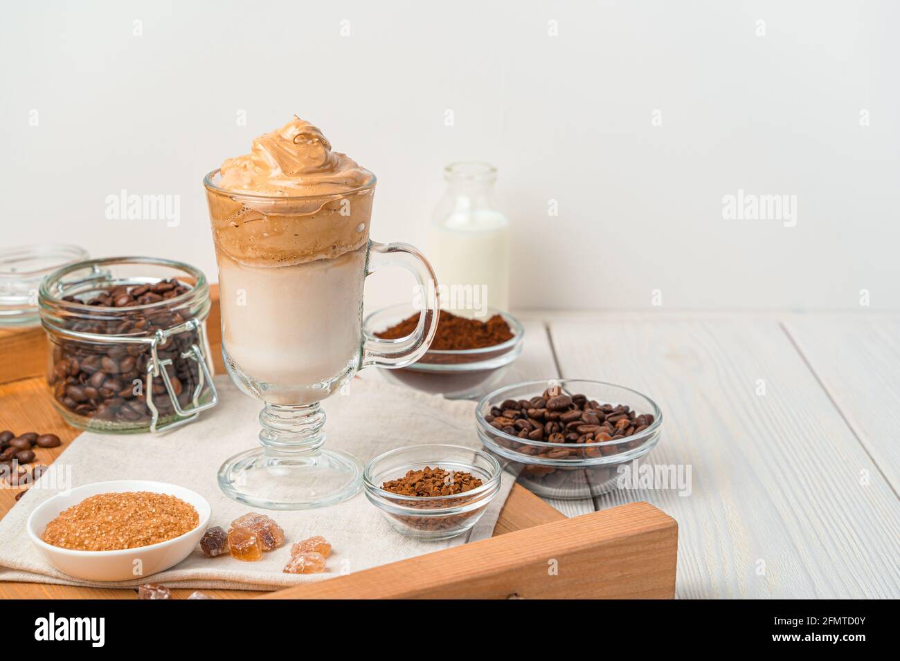 Boisson revigorante coréenne avec mousse de café fouettée et lait sur fond blanc. Café Dalgon. Vue latérale, espace de copie. Banque D'Images