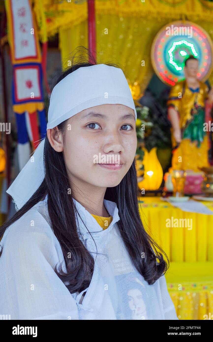 Portrait d'une jeune jolie vietnamienne vêtue de blanc pour assister à un service commémoratif pour une grand-mère qui est récemment décédée, Hoi an, Vietnam Banque D'Images