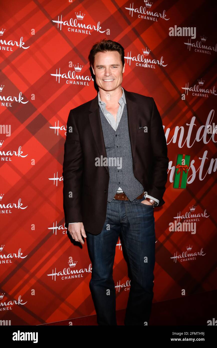 LOS ANGELES - DEC 4: Dylan Neal à Noël à Holly Lodge filtrage à 189 The Grove Drive le 4 décembre 2017 à Los Angeles, CA Banque D'Images