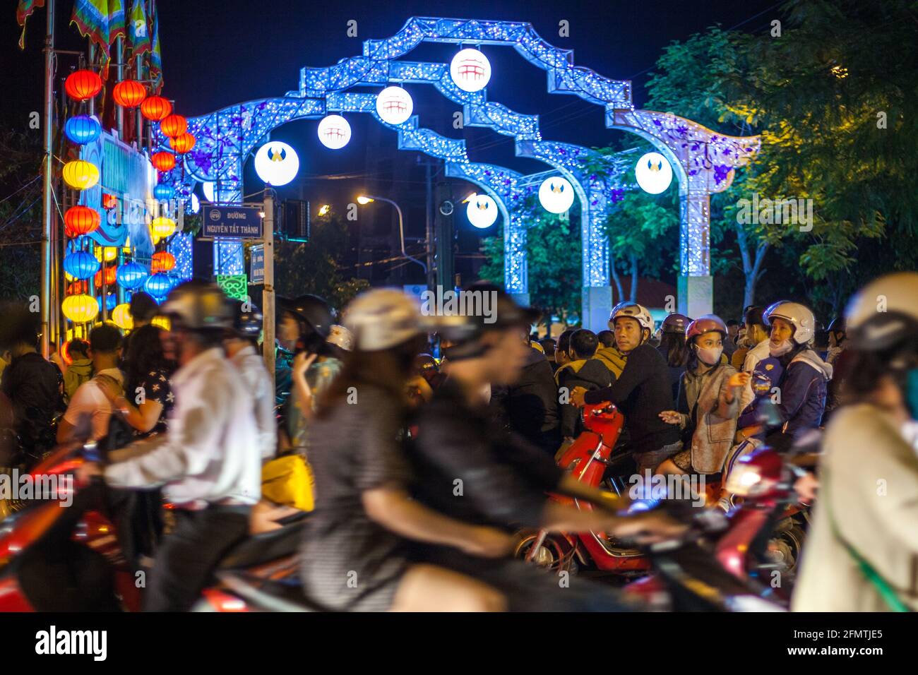 Rue vietnamienne très fréquentée avec des motos et de la circulation avec des lanternes colorées et l'éclairage en arrière-plan, Hoi an, Vietnam Banque D'Images