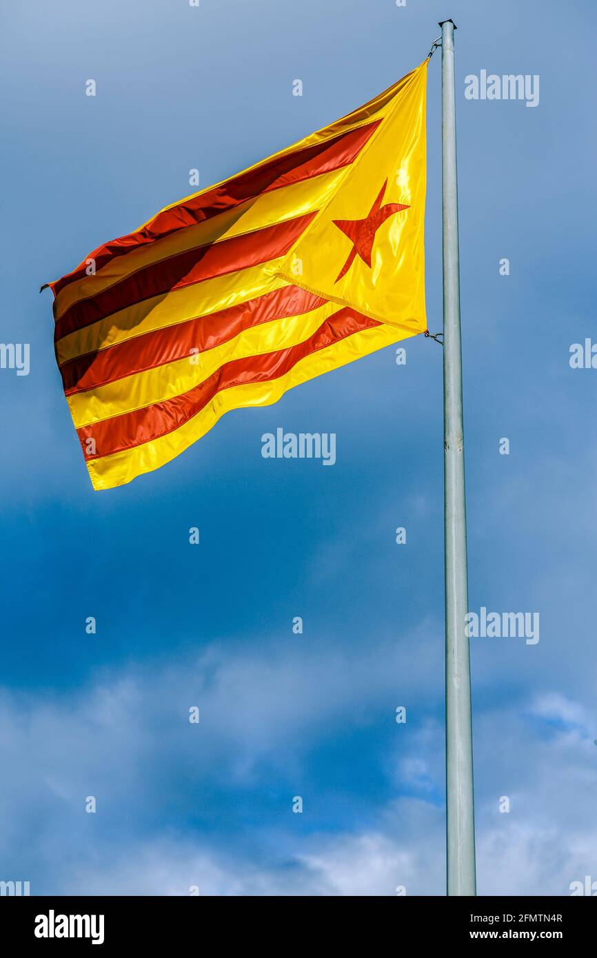 Grand drapeau indépendant catalan (ESTELADA) Vic, Catalogne Banque D'Images