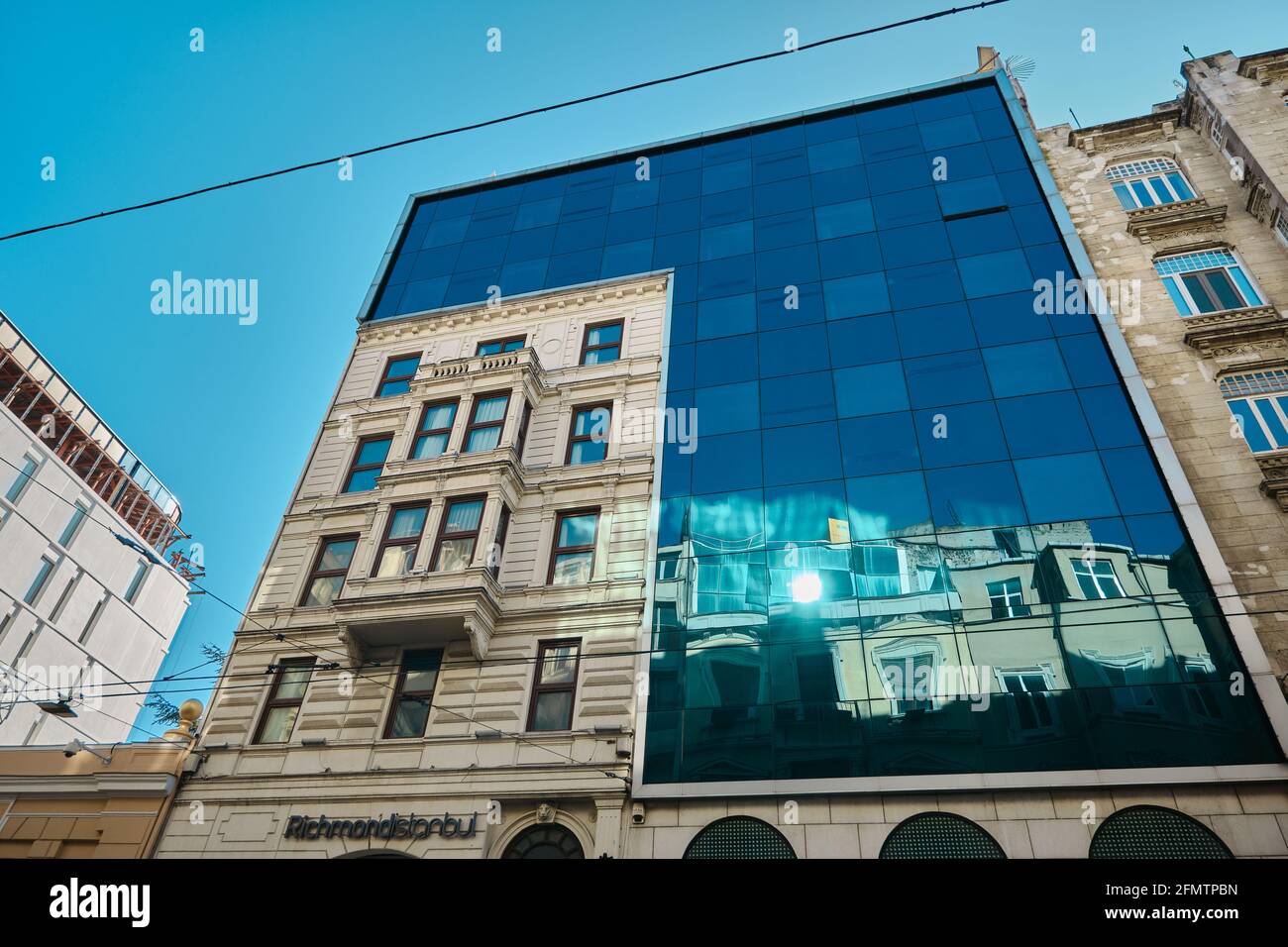 appartements et boutiques dans la rue istiklal à istanbul tôt le matin. Structure moderne et ancien bâtiment dans le même bâtiment construit en verre Banque D'Images