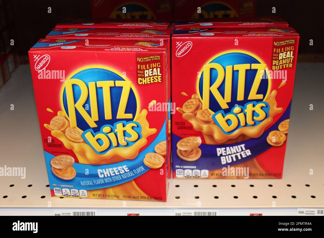 Nabisco Ritz bits a tourné en gros plan dans une épicerie du Kansas qui est lumineuse et colorée. Banque D'Images
