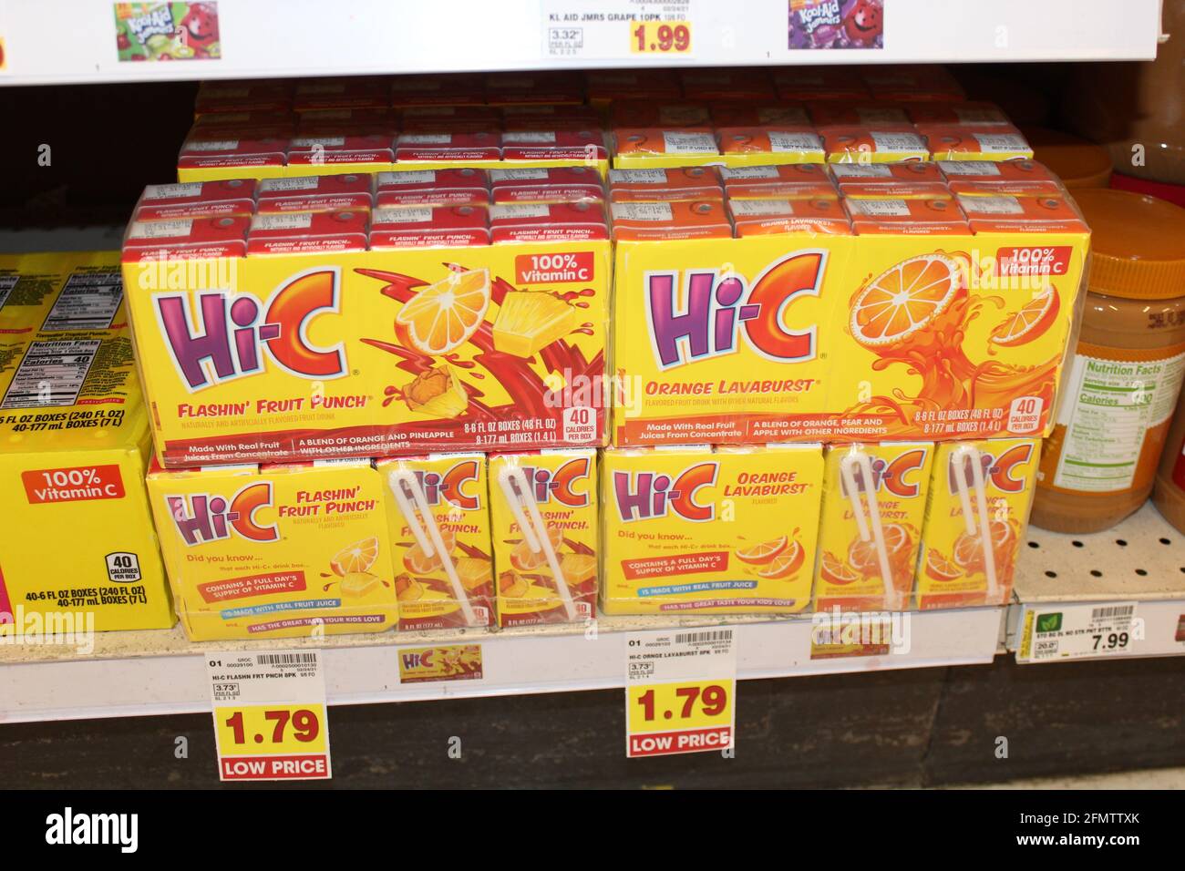 BOISSONS HI-C dans des boîtes avec pailles sur une étagère en métal qui sont différentes saveurs tourné en gros plan qui est lumineux et coloré dans un magasin d'épicerie dans le Kansas. Banque D'Images