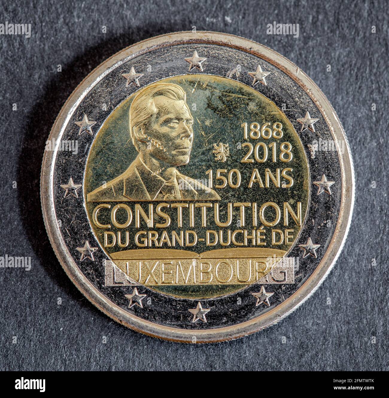 Côté national de deux pièces en euros émises par le Luxembourg isolées sur fond noir. 150e anniversaire de la Constitution du Luxembourg Banque D'Images